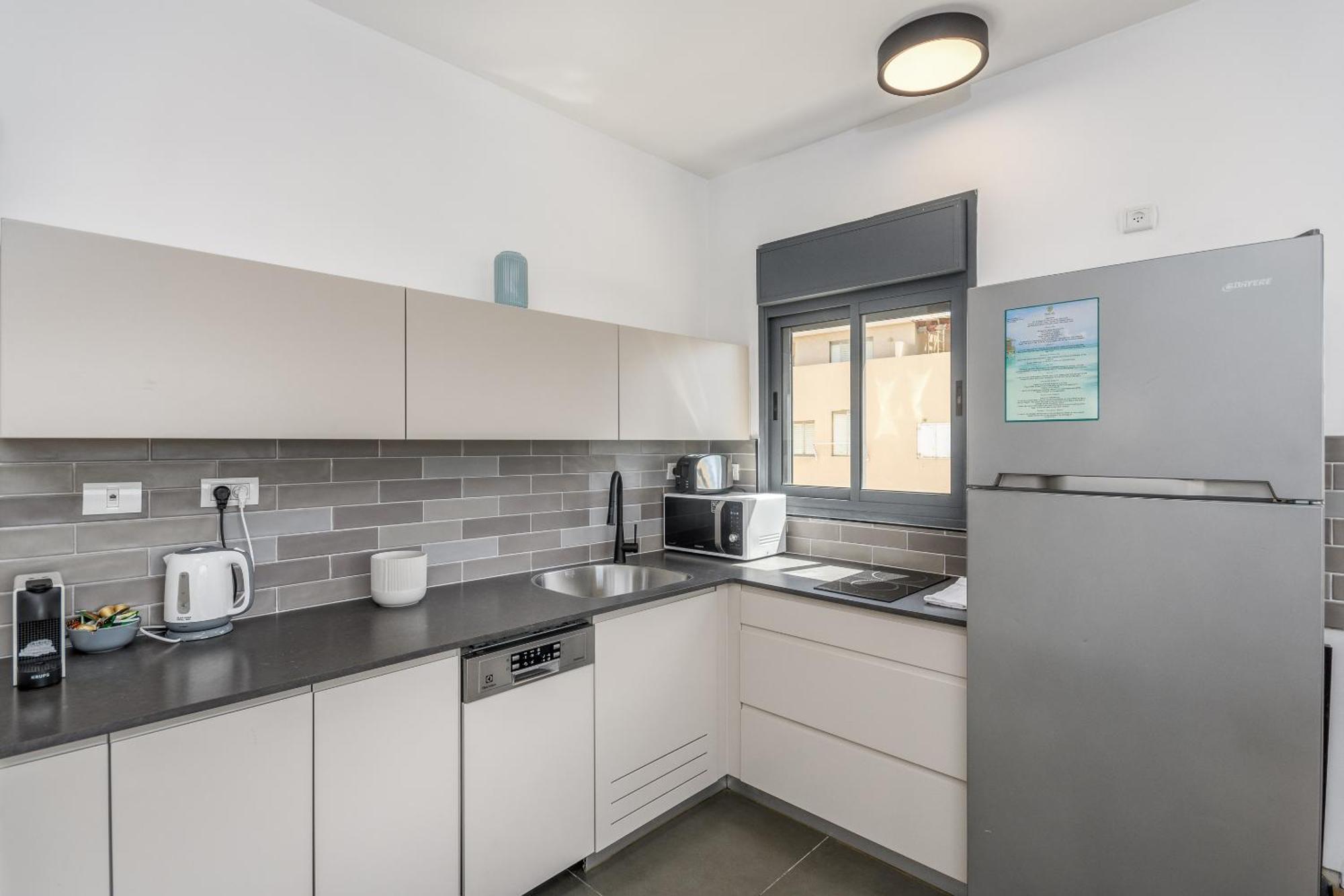 Апартаменты Modern & Sunny 1 Bdr W Balcony And Parking Тель-Авив Экстерьер фото